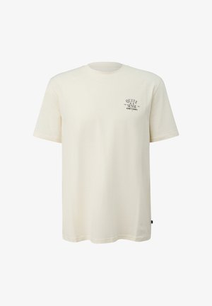 T-shirt à manches courtes de couleur blanc cassé avec un petit motif en texte noir sur le côté gauche de la poitrine indiquant "Quite Sense" ainsi que d'autres détails textuels plus petits.