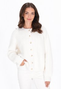 Weißer Strickcardigan mit geripptem Muster, großen beigen Knöpfen, Rundhalsausschnitt und langen Ärmeln.