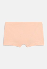 Persikofärgade bomullsshorts med en slät textur, som har en klassisk design. Inga mönster eller ytterligare detaljer i hårdvara finns.