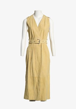 Vestido midi sin mangas de ante color marrón claro con escote en V y cintura con cinturón, exhibido en un maniquí blanco sin cabeza ni manos.