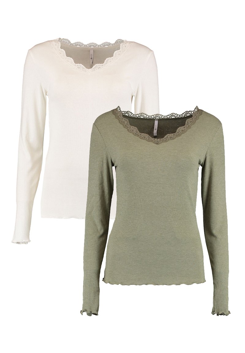 Zwei Langarmoberteile: eines in Weiß und eines in Olivgrün. Beide haben einen Wellenrand aus Spitze am Ausschnitt und eine gerippte Textur mit frillierten Manschetten.