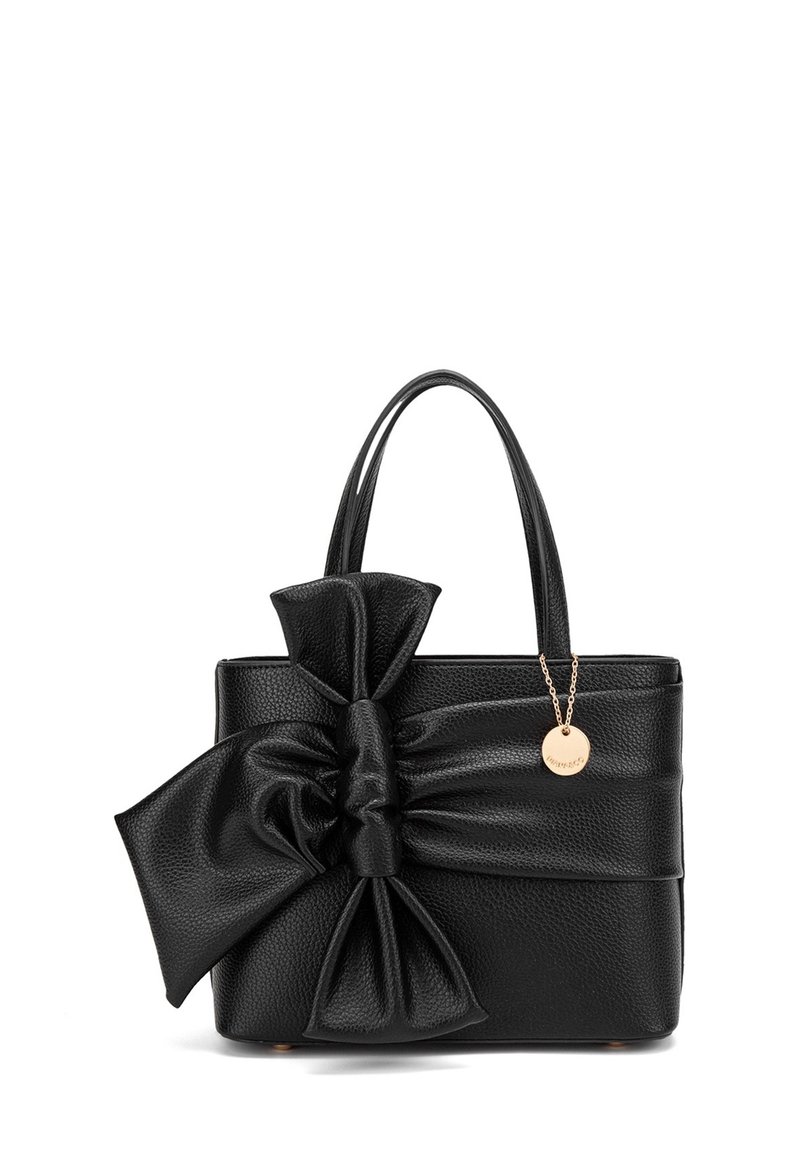 Borsa a tracolla in pelle nera con un grande fiocco sulla parte anteriore, superficie textured, doppio manico e un charm in tono oro attaccato.