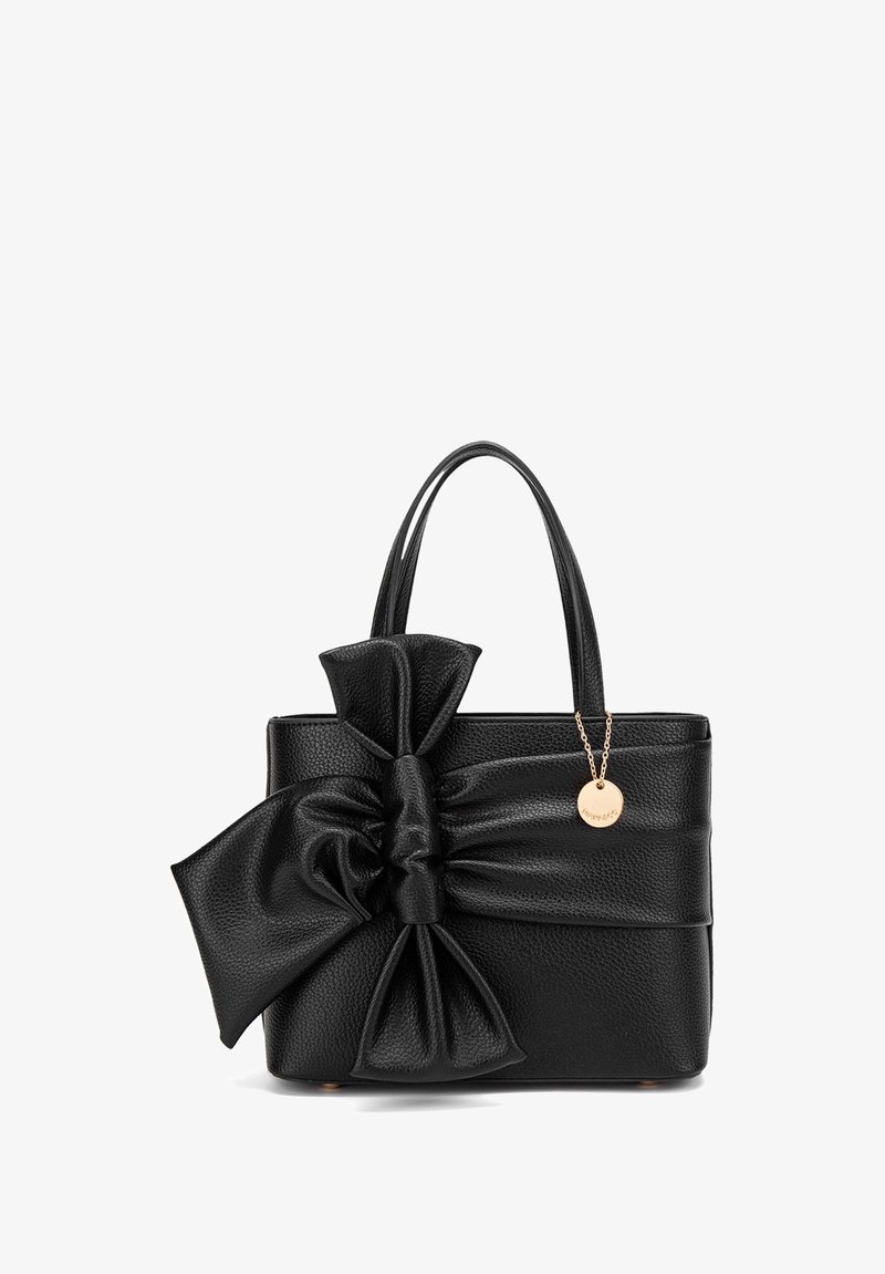 Borsa a tracolla in pelle nera con un grande fiocco sulla parte anteriore, superficie textured, doppio manico e un charm in tono oro attaccato.