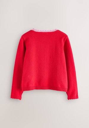 Roter Strickpullover mit langen Ärmeln, gewellten Bündchen und gestreiftem, geripptem Kragen. Glatte Textur, cropped Design, einfarbig.