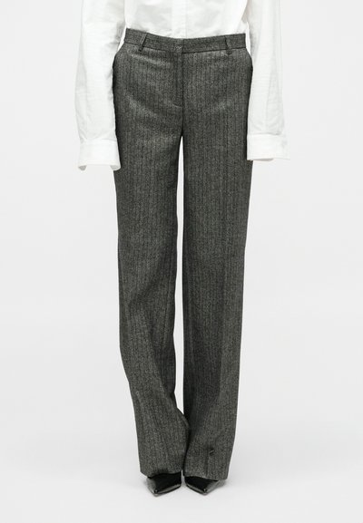 Pantalons gris à rayures fines avec une coupe ajustée, devant plat, poches latérales et design à jambes droites. Le tissu présente une texture subtile et un léger éclat.