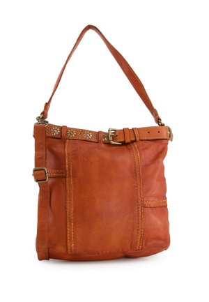 Leren schoudertas in tan kleur met een gestructureerd oppervlak, voorzien van een belted accent met studs, verstelbare schouderband en zichtbare stiksels.