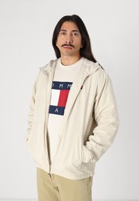 Tommy Jeans OTIS  - Chinos - relic tan
