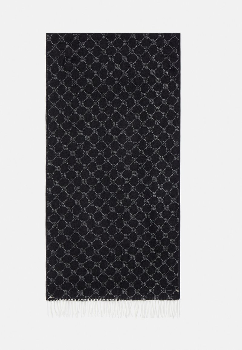 Sort stof tæppe med et gentaget geometrisk mønster og frynset kanter. Designet har en subtil tekstur og er primært mørkt i farven.