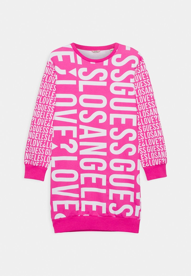 Vaaleanpunainen pitkähiha dressi, joka on peitetty suurilla valkoisilla teksteillä, joissa lukee "GUESS", "LOS ANGELES" ja "LOVE?" eri suuntiin.