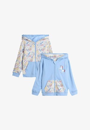 Hanorac bleu deschis cu fermoar în față, decorat cu un model floral pe glugă și pe buzunare, cu un detaliu brodat în formă de unicorn pe piept.