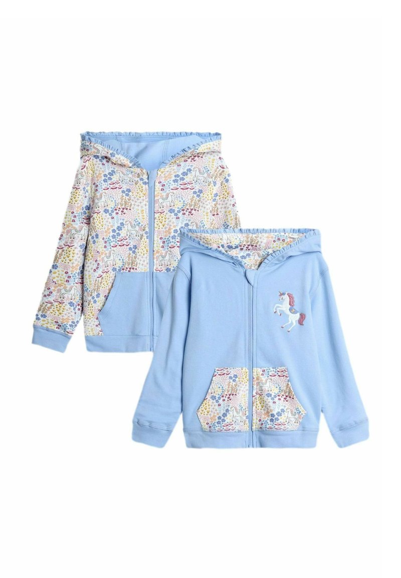 Sudadera de color azul claro con cremallera en la parte delantera, que presenta un patrón floral en la capucha y en los bolsillos, con un detalle de unicornio bordado en el pecho.
