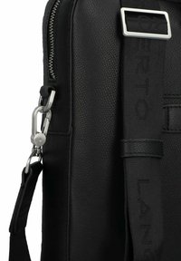 Czarna skórzana torba o teksturowanej powierzchni, srebrna okucia oraz regulowany pasek z wytłoczonym logo. Zamek błyskawiczny na boku.