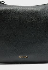 Must mustriga mustrahaga mustrahaga kaanega "LIU JO" kuldse logoga ees, demonstreerides sujuvat ja kaasaegset disaini.