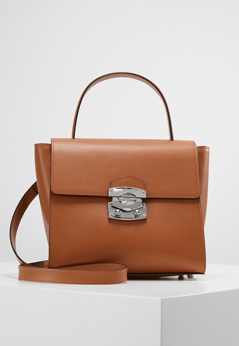 Borsa a mano in pelle marrone con forma strutturata, chiusura in metallo argentato e tracolla rimovibile. Texture liscia e design minimalista.