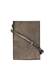 Sac bandoulière en cuir marron avec une surface texturée, équipé d'une sangle amovible, d'une fermeture supérieure et d'un design minimaliste.