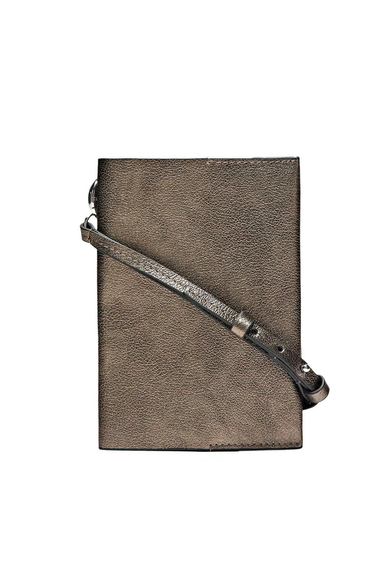 Sac bandoulière en cuir marron avec une surface texturée, équipé d'une sangle amovible, d'une fermeture supérieure et d'un design minimaliste.