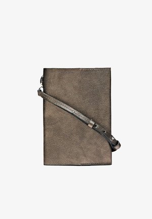 Braune Umhängetasche aus Leder mit strukturierter Oberfläche, abnehmbarem Riemen, Oberverschluss und minimalistischem Design.