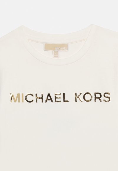 Λευκό μπλουζάκι με στρογγυλή λαιμόκοψη, με την επιγραφή "MICHAEL KORS" σε λαμπερά χρυσά κεφαλαία γράμματα στο στήθος.