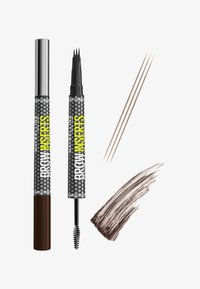 Crayon à sourcils double embout avec une pointe à trois branches et une brosse goupillon, présenté avec des traits de poils bruns et des échantillons de sourcils remplis.