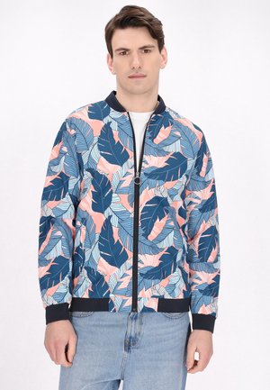 Bomberjack met een blauw, roze en wit bladerenpatroon, met een rits aan de voorkant, een marineblauwe ribbelkraag en -manchetten, en een gladde stoftextuur.