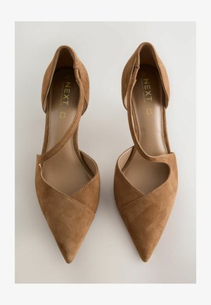 Braune Wildleder-Pumps mit spitzen Zehen und einem offenen Schnittdesign, die übereinanderliegende Riemen über dem Spann und ein glattes Innenfutter aufweisen.