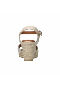Beige Wedge-Sandalen mit einer geflochtenen Juteabsatz, glatten Lederriemen und einem Schnallenverschluss am Knöchel.