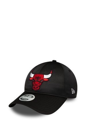 Black cap featuring a red and white embroidered Chicago Bulls logo on the front, with a curved brim and textured fabric.
