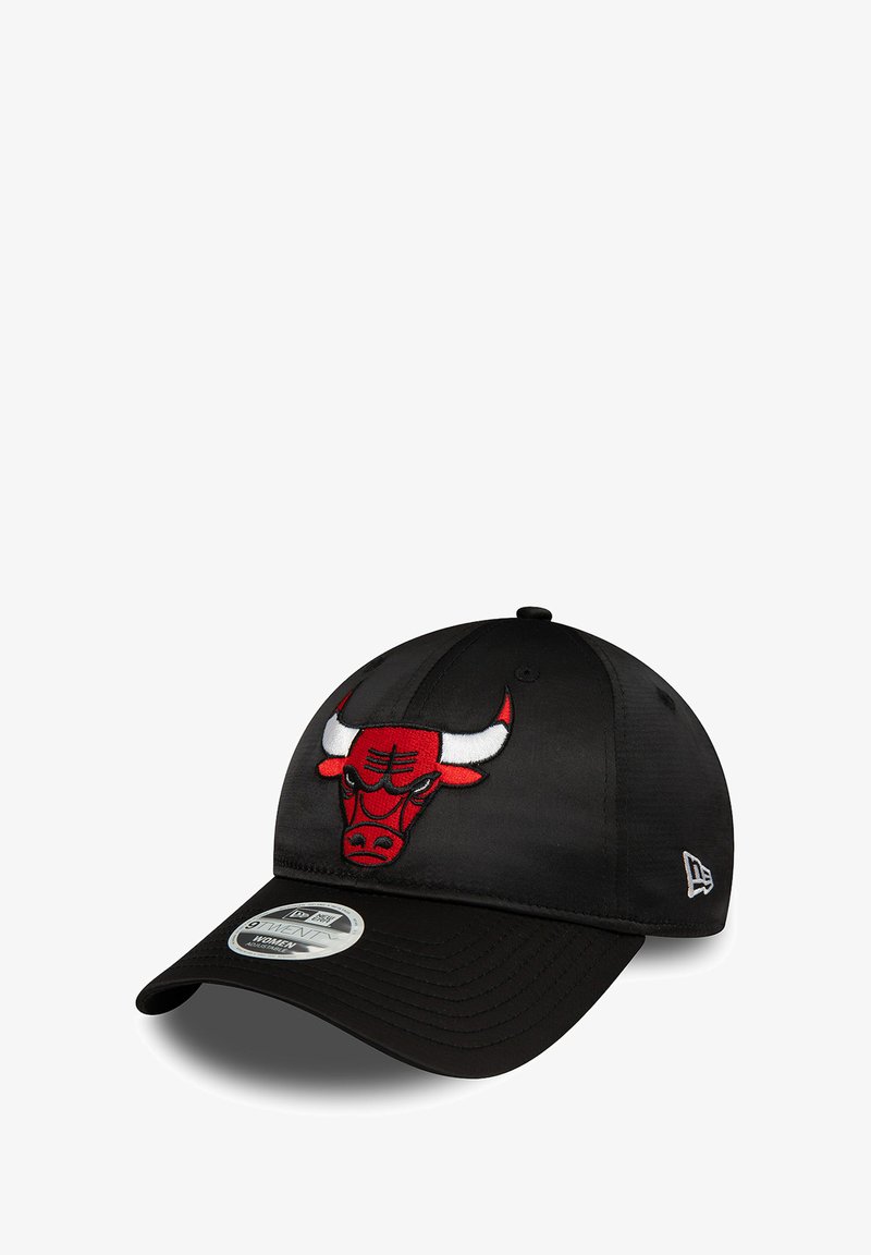 Schwarze Kappe mit einem rot-weißen, gestickten Chicago Bulls-Logo auf der Vorderseite, mit einem gebogenen Schirm und strukturiertem Stoff.