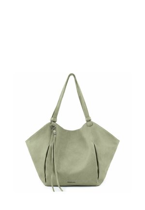 Grüne Wildleder-Shopper-Tasche mit doppelten Schulterriemen, plissierten Seiten und dekorativem Quasten-Detail vor weißem Hintergrund.