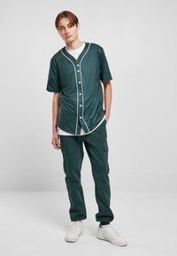 Urban Classics BASEBALL  - Camisa - bottlegreen white