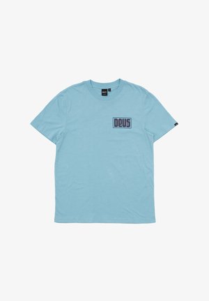 Helles blaues Baumwoll-T-Shirt mit kurzen Ärmeln, Rundhalsausschnitt und einem rechteckigen dunkelblauen Logo im linken Brustbereich.