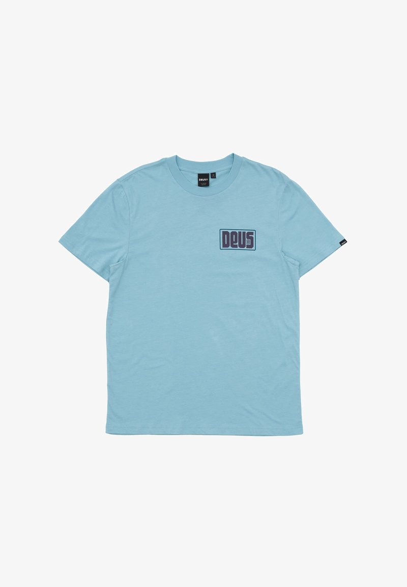 Helles blaues Baumwoll-T-Shirt mit kurzen Ärmeln, Rundhalsausschnitt und einem rechteckigen dunkelblauen Logo im linken Brustbereich.