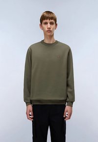 Olivgrünes Sweatshirt aus weichem Stoff, Rundhalsausschnitt, lange Ärmel, mit kleinem Emblem auf der Brust, gerade geschnitten an der Taille.