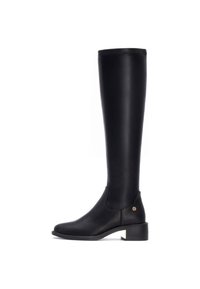 Botas negras de cuero liso hasta la rodilla, con punta redonda, tacón bajo, cortes laterales y un pequeño logo en el lateral.