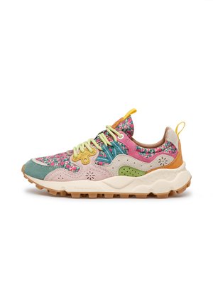 Sneaker multicolore con tessuto floreale, sovrapposizioni in camoscio pastello, dettagli verdi e gialli, suola beige spessa e lacci verde chiaro su sfondo bianco.