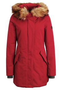 Rød parka-jakke med en faux fur hætte. Har to forlommer og en lynlås lukning. Materialet fremstår glat med en mat finish.