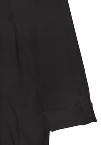 Čierna košeľa s dlhým rukávom s detailom vyhrnutého rukávu, zapínaním na gombíky, hladkým povrchom a ľahkým materiálom.