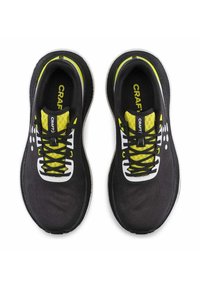 Des chaussures de course noires avec une tige en maille texturée, des lacets jaunes et des accents jaunes, une semelle intermédiaire blanche et un design profil bas pour une performance légère.