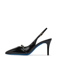 Pompa slingback in vernice nera con punta affilata, dotata di tacco sottile, cintura regolabile e accento sulla suola blu.