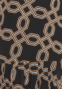 Robe noire présentant un motif géométrique d'hexagones dorés entrelacés avec des accents blancs et turquoise ; tissu plissé à l'ourlet.