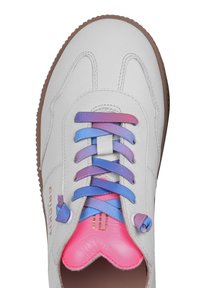 Sneaker bianco in pelle con punta arrotondata, lacci multicolori in blu e viola, linguetta rosa con bordo scallop e suola in gomma marrone.