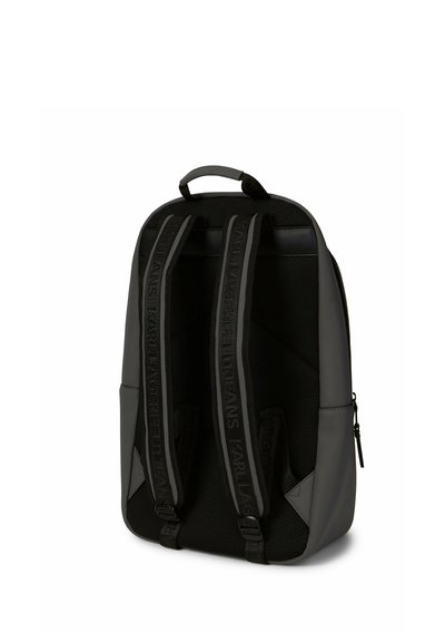 Sac à dos noir et gris foncé avec des bretelles rembourrées et une poignée supérieure, vu de dos sur fond blanc.