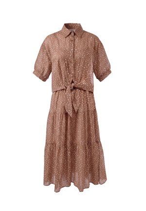 Robe marron à manches courtes avec petit motif floral blanc, boutonnée devant, col et nœud noué à la taille avec une jupe à volants.
