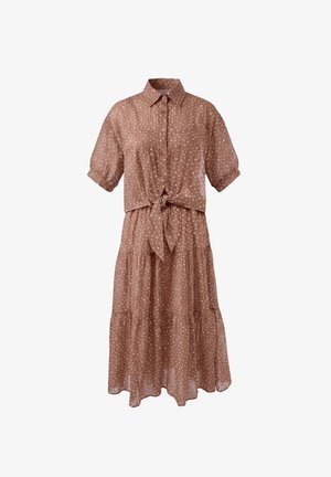 Robe marron à manches courtes avec petit motif floral blanc, boutonnée devant, col et nœud noué à la taille avec une jupe à volants.