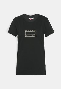 Černé bavlněné tričko s krátkými rukávy. Na přední straně se nachází obdélníkový design loga s nápisem "TOMMY" nahoře a "JEANS" dole ve zlaté barvě.
