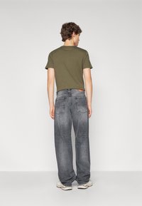 Diesel Brīvi džinsi - 02