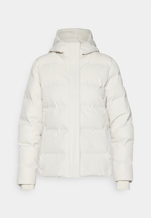 Hvid dunjakke med hætte, der har en glat tekstur og rektangulært quiltet mønster, lynlås lukning og elastiske manchetter.