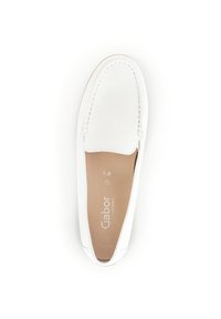 Białe skórzane buty wsuwane z zaokrąglonym noskiem, przeszyciami i wyściełaną wkładką z logo "Gabor comfort".