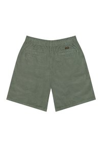 Short vert olive avec taille élastique, deux poches arrière passepoilées et une petite étiquette noire et jaune au-dessus de la poche droite. Pas de marque visible.