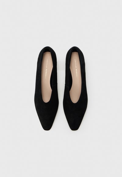 Μαύρες σουέντ μπαλαρίνες με μυτερή μύτη, χαμηλή γραμμή και μαλακή εσωτερική επένδυση. Λεπτή υφή με ελάχιστα διακοσμητικά, κατάλληλες για διάφορα ντυσίματα.